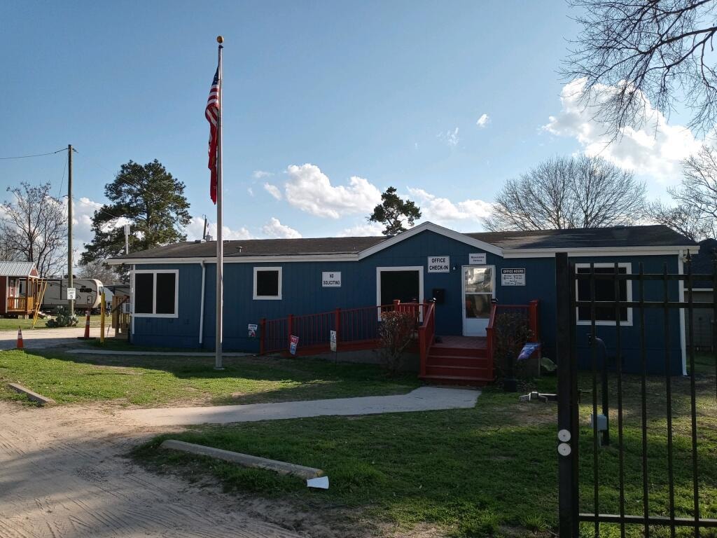 Office check-in building at Venice On The Lake RV Park
