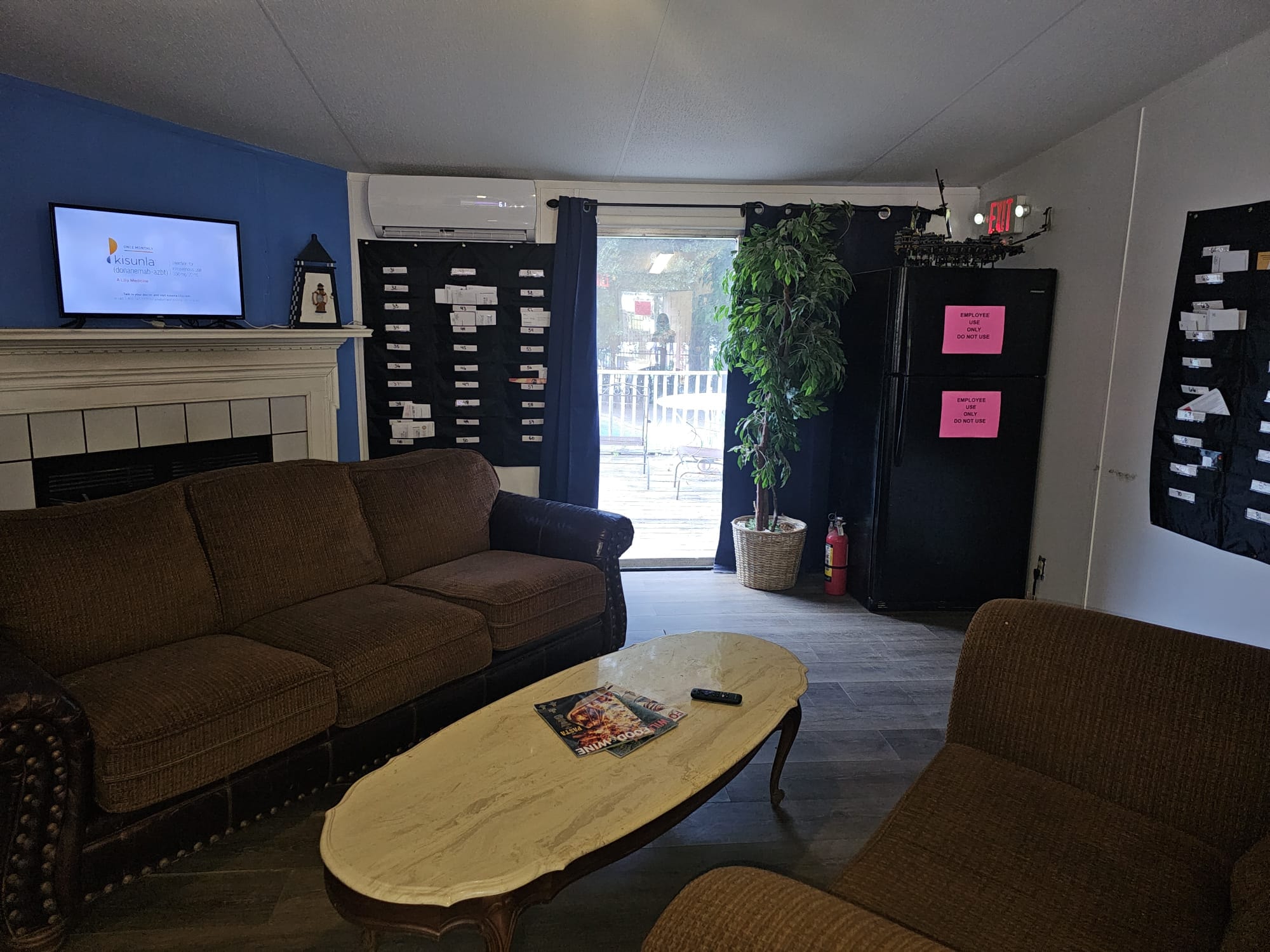 Office hours sign and local attractions brochure rack at Venice On The Lake